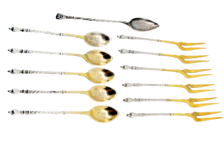 Conjunto de seis garfos para aperitivos e colheres de café em prata com dourados e cabos retorcidos.